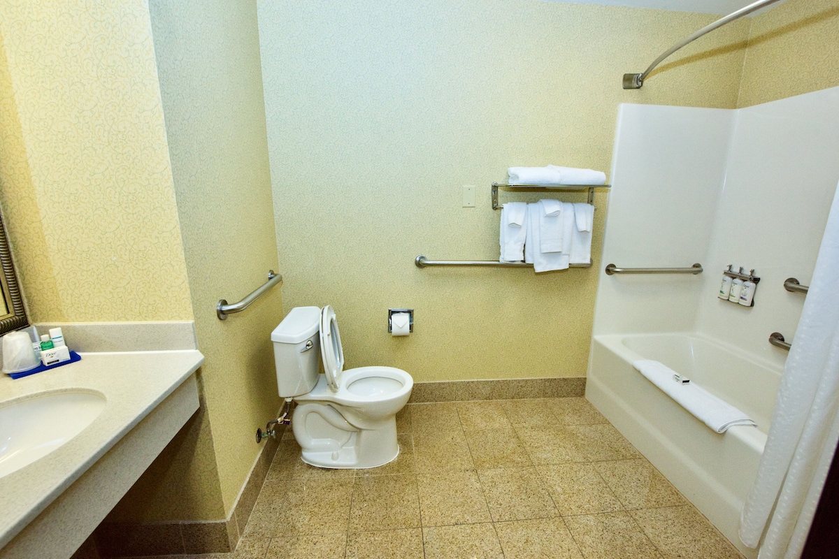 A bathroom with a toilet, sink, and bathtub.