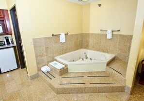Combined shower/tub, free toiletries, hair dryer, towels