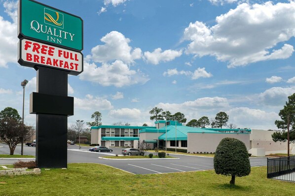 Enjoy a free full breakfast at this hotel, featuring a modern design and convenient parking.