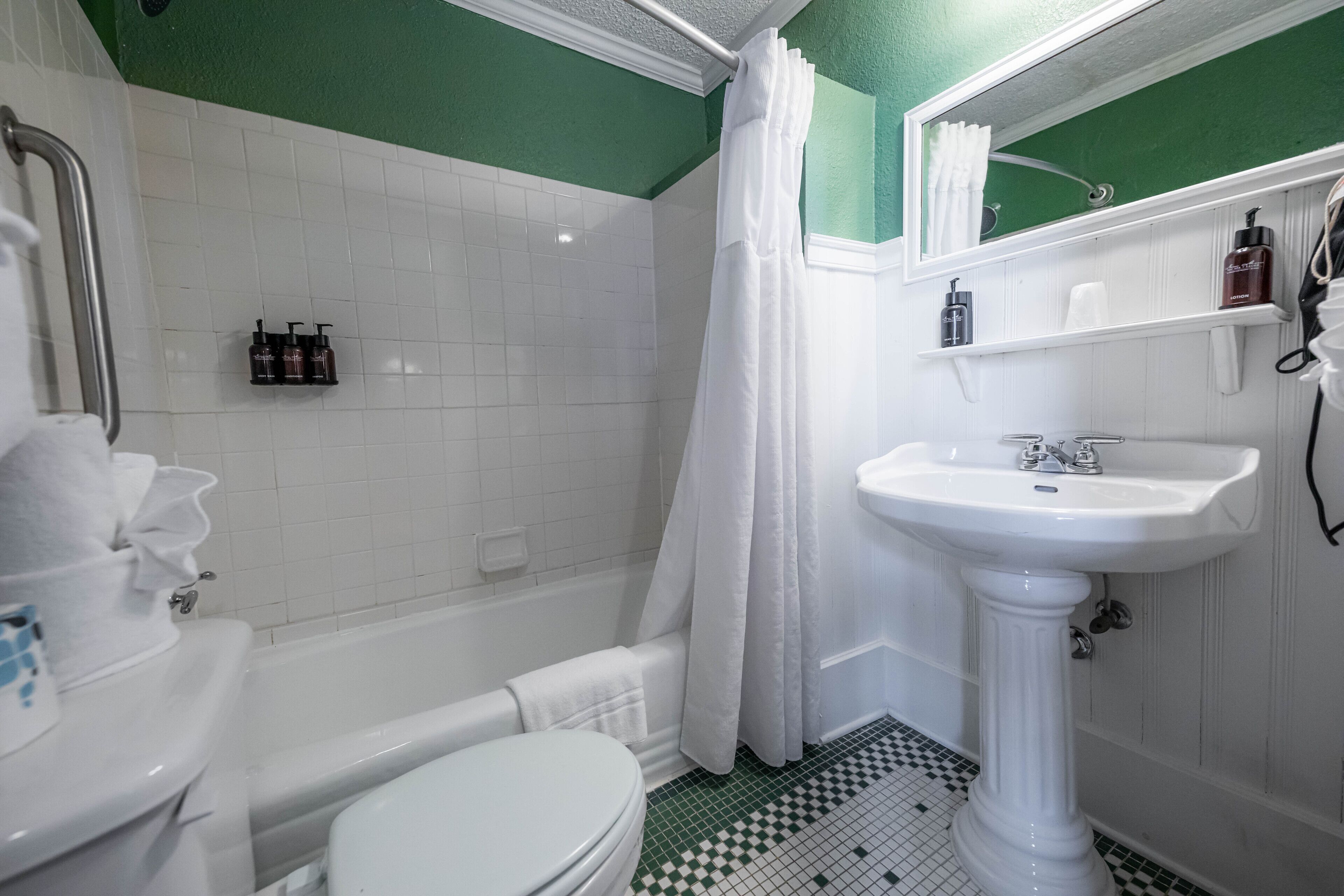 combined shower/bathtub, free toiletries, hair dryer, towels