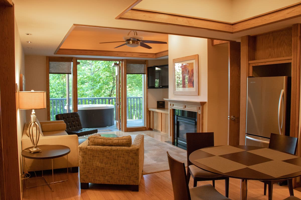 Cottage (Crescent Hillside) | Living area | 40-inch LCD TV with cable channels, TV