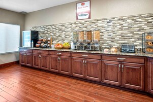 Café da manhã completo grátis todos os dias