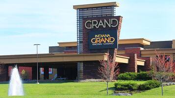 A building with a sign that reads "INDIANA GRAND RACING CASINO."