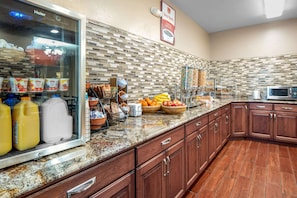 Desayuno completo gratuito y diario