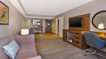 Suite, 1 King Bed, Accessible, Bathtub | Egyptian cotton sheets, premium bedding, iron/ironing board, free WiFi