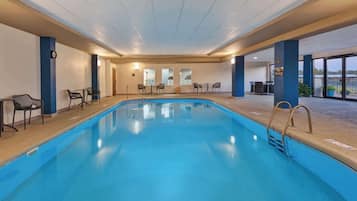 Indendørs pool, åben fra kl. 09.00 til kl. 22.00, liggestole