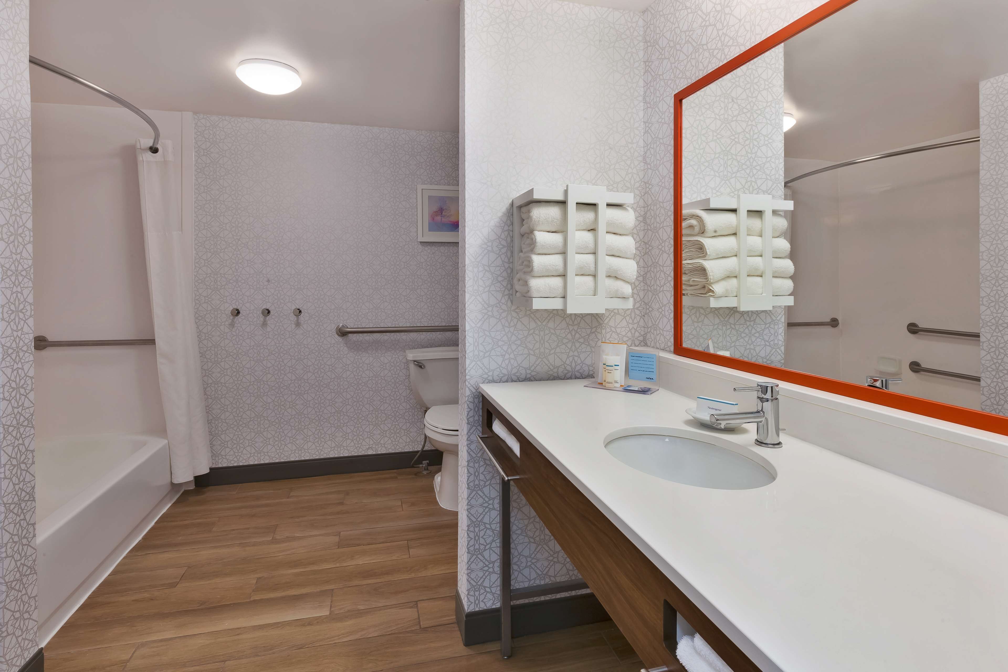 rainfall showerhead, free toiletries, hair dryer, towels