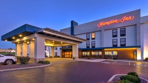 A Hampton Inn hotel with a modern facade, a welcoming entrance, and a parking lot. - Hampton Inn Princeton (Princeton)