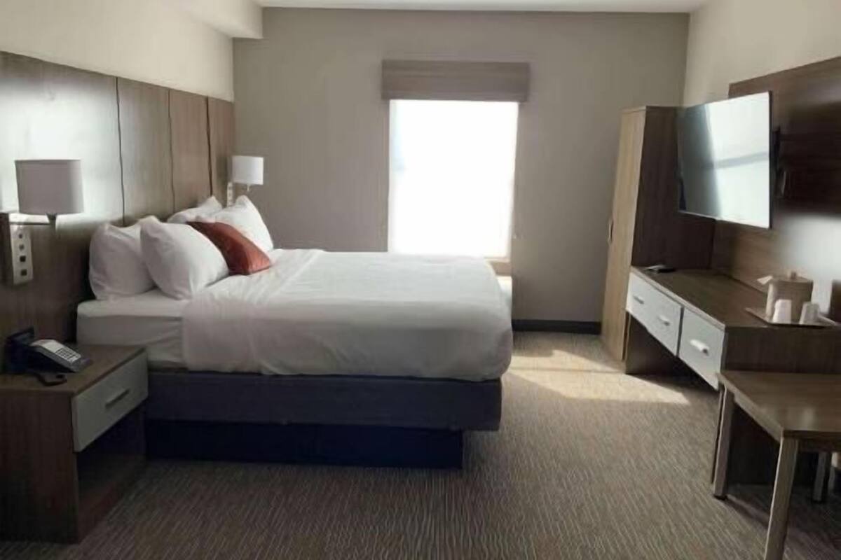 Premium bedding, in-room safe, desk, laptop workspace