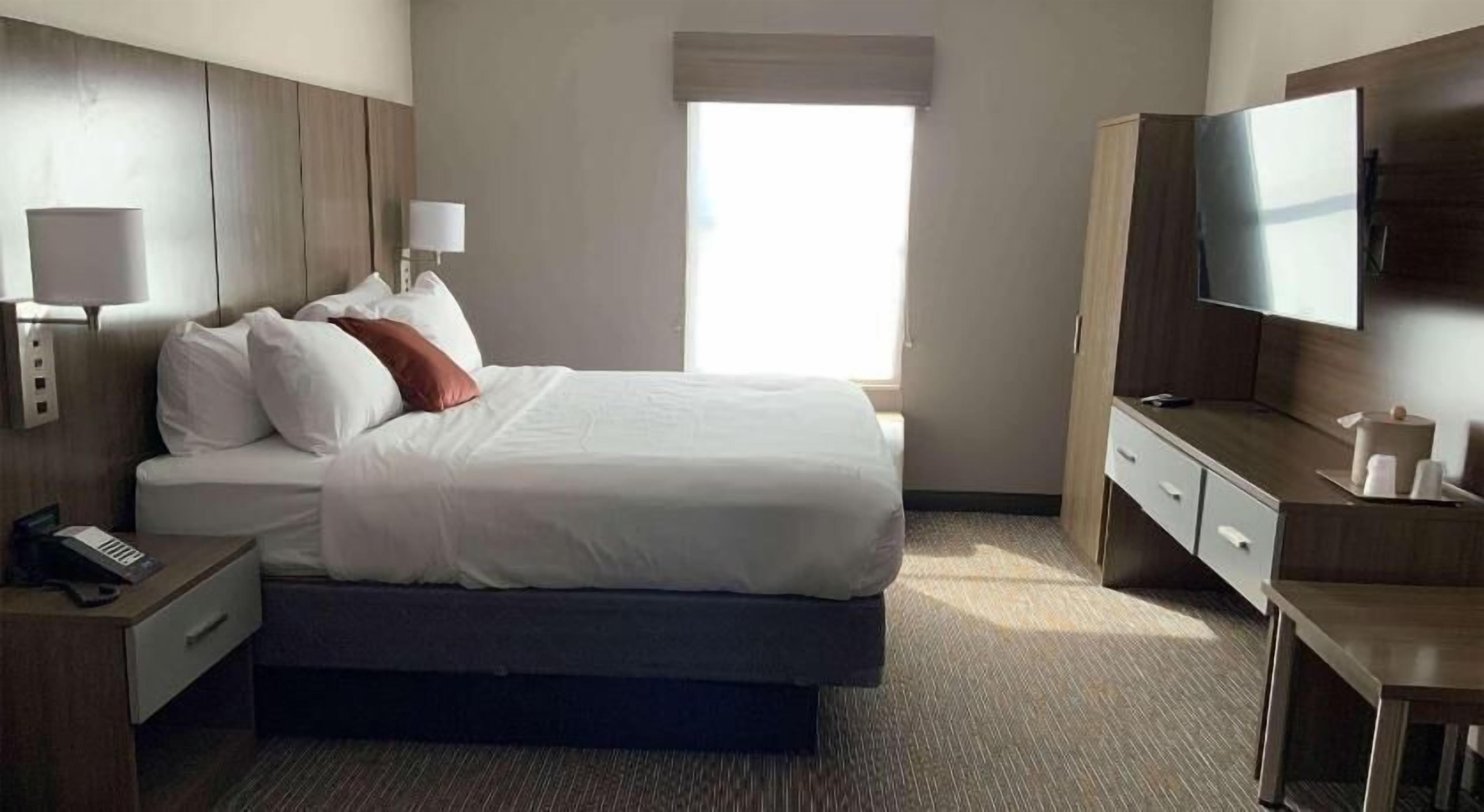 Premium bedding, in-room safe, desk, laptop workspace