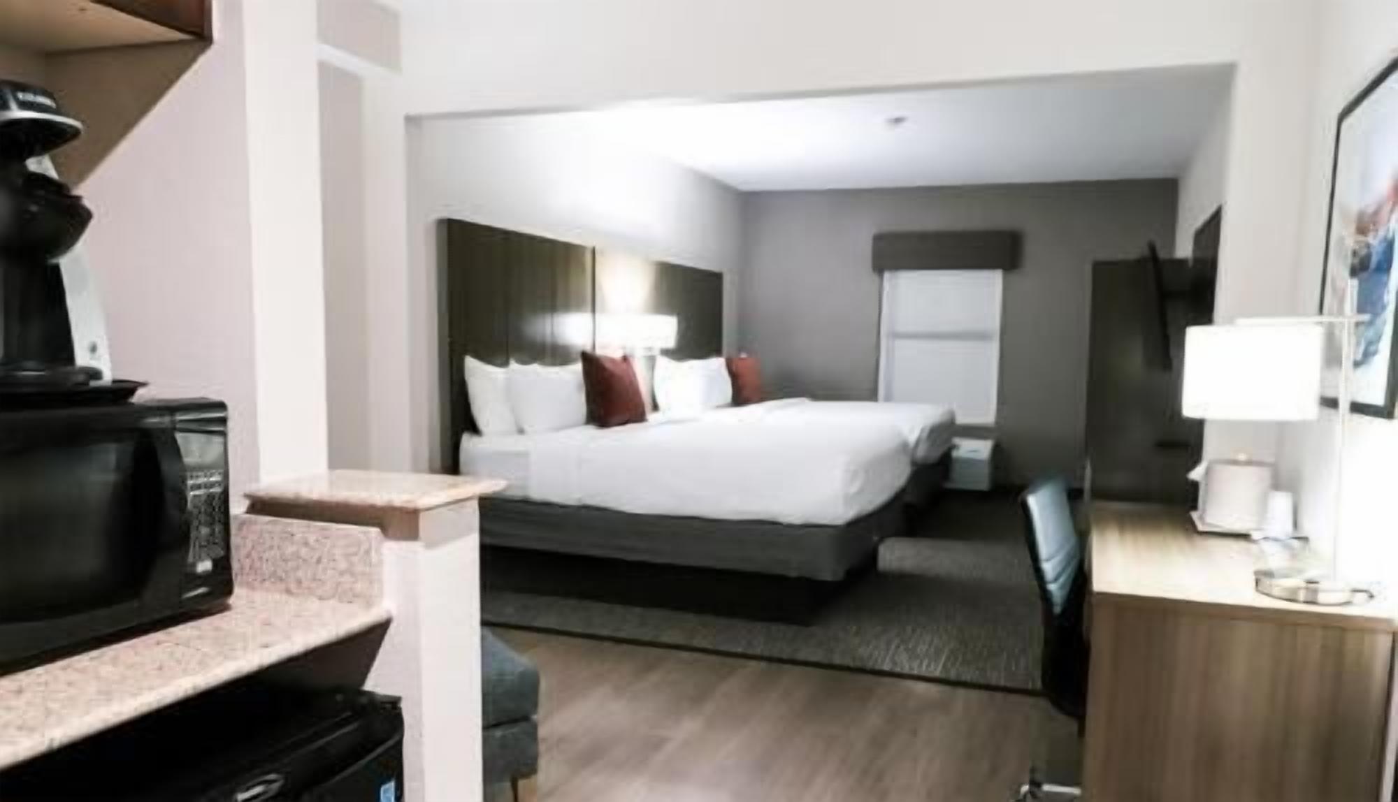 Premium bedding, in-room safe, desk, laptop workspace