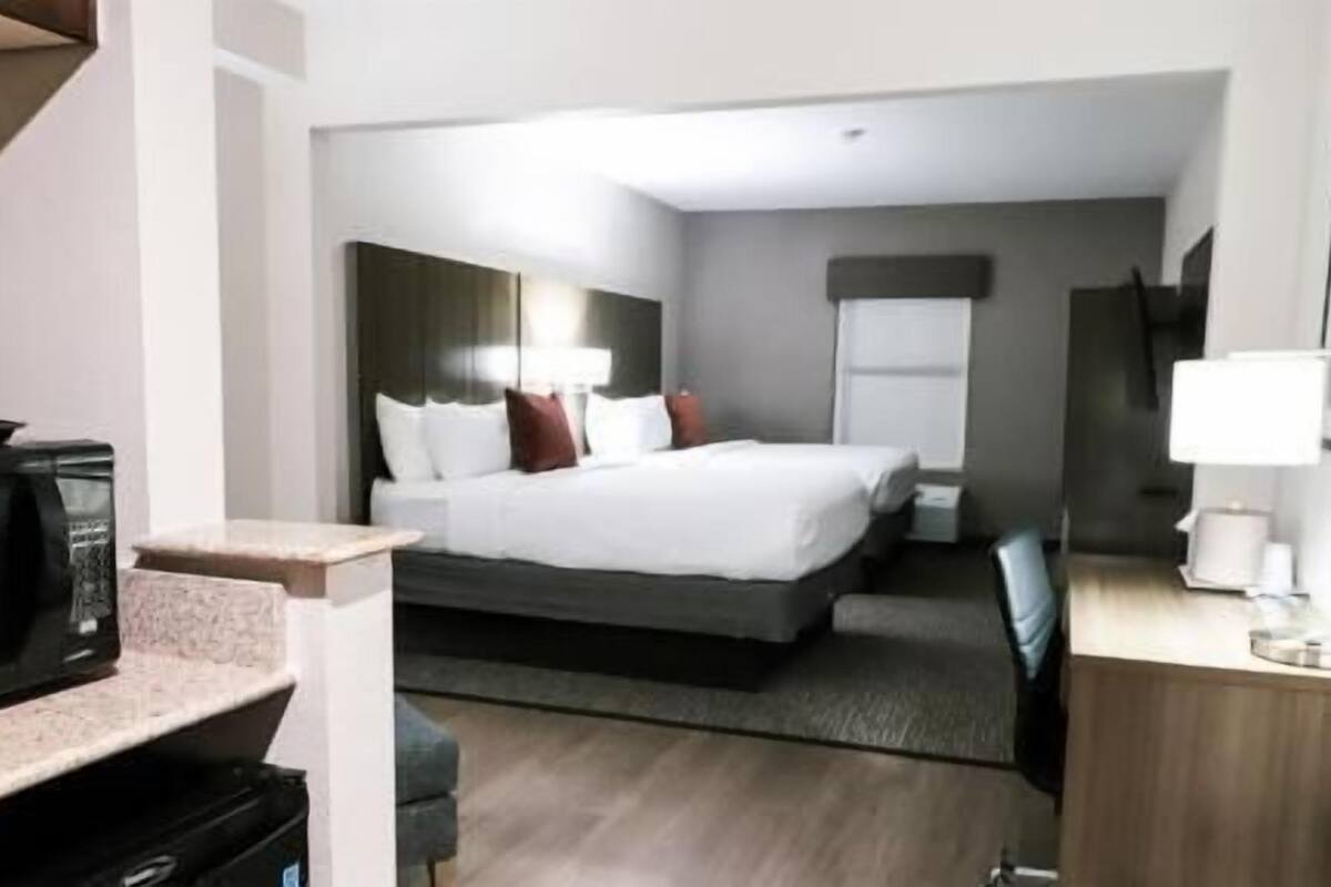 Premium bedding, in-room safe, desk, laptop workspace