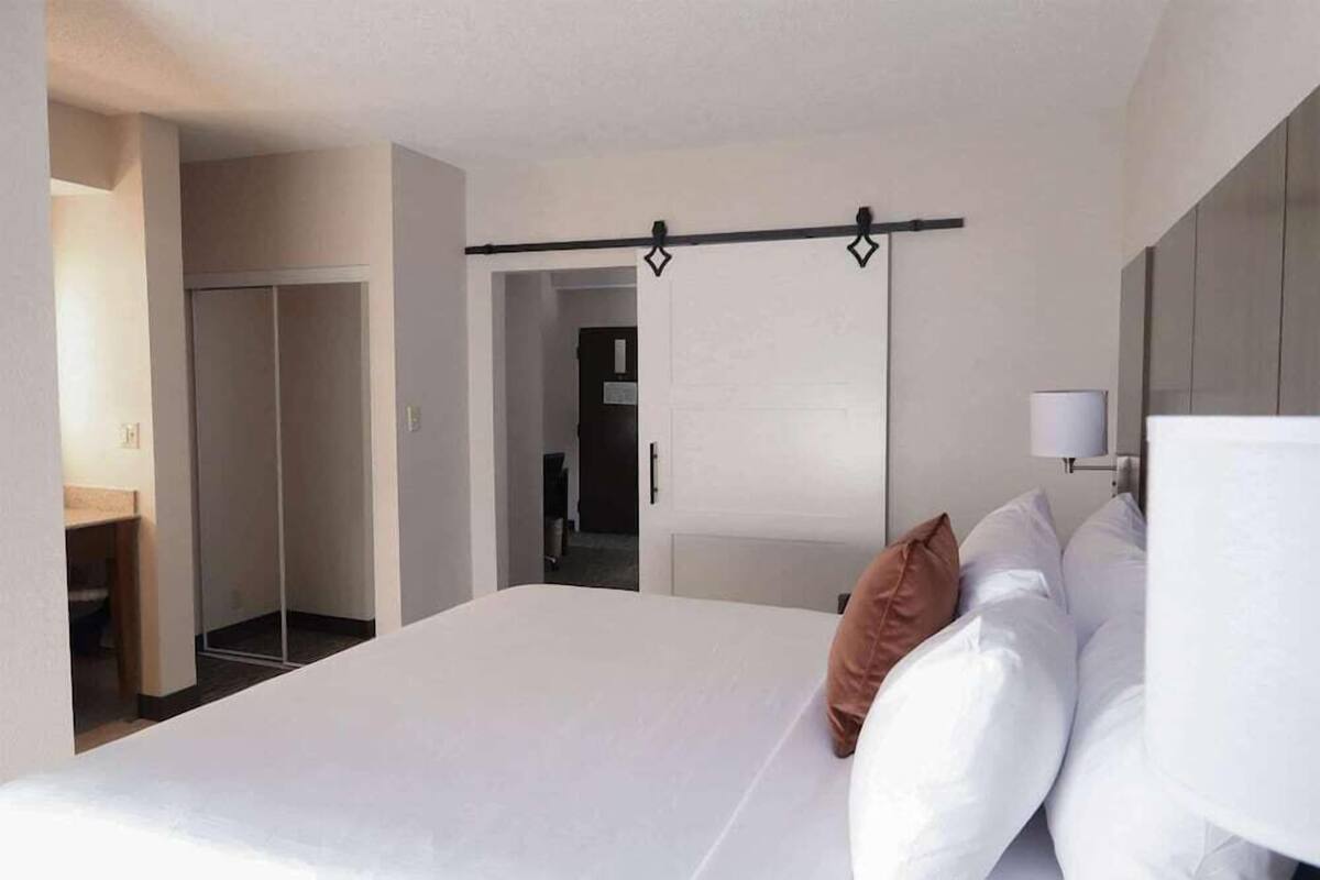 Premium bedding, in-room safe, desk, laptop workspace