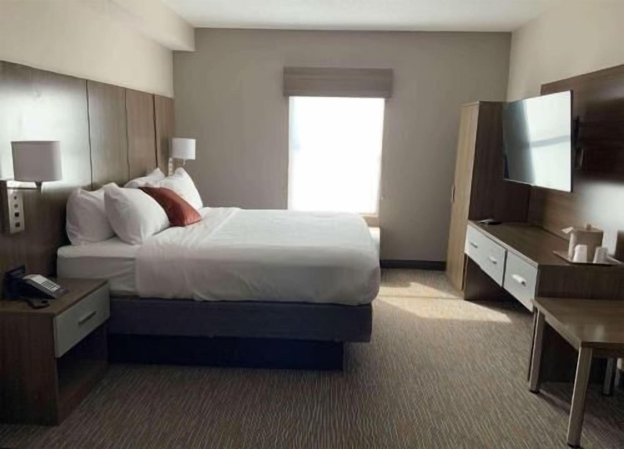 Premium bedding, in-room safe, desk, laptop workspace