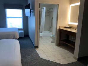 Roupas de cama premium, cofres nos quartos, escrivaninha