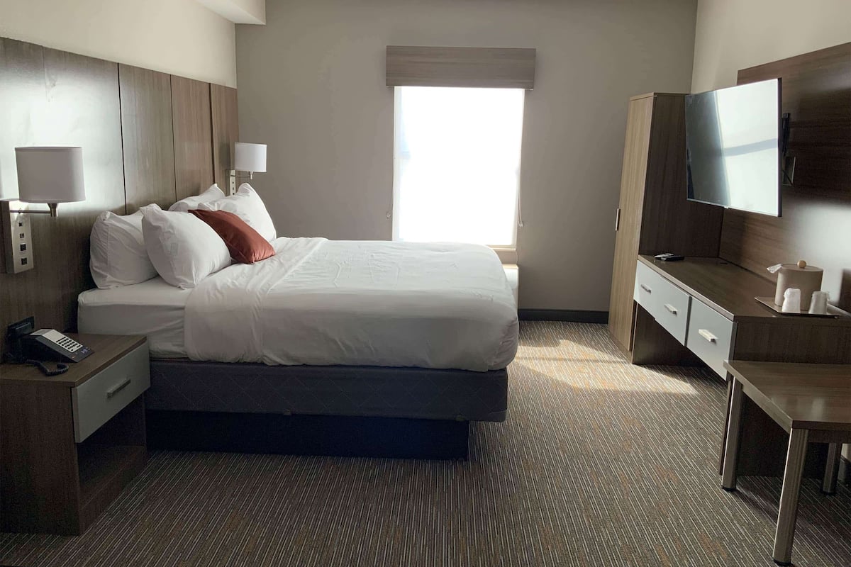 Premium bedding, in-room safe, desk, laptop workspace