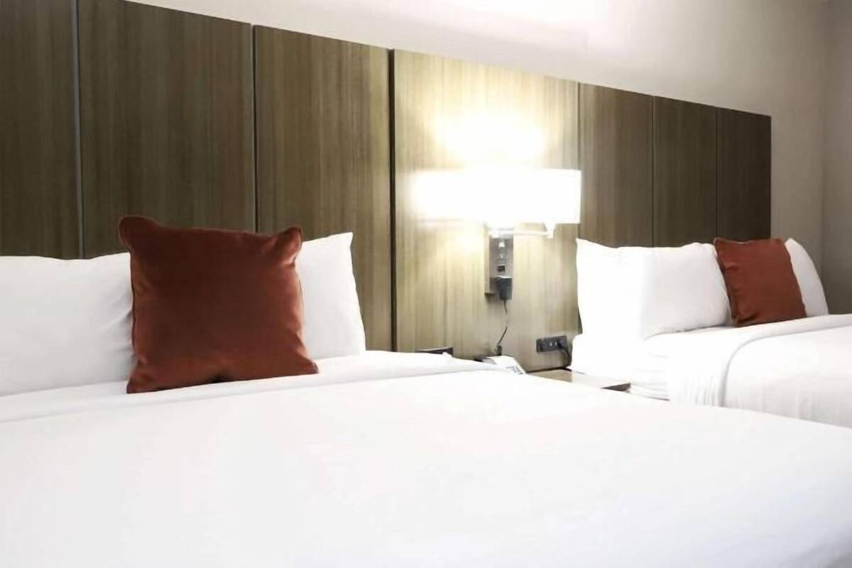 Premium bedding, in-room safe, desk, laptop workspace