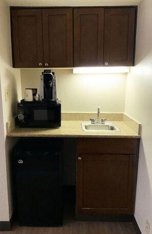 Studio Suite, 1 King Bed, Non Smoking | 1 bedroom, premium bedding, in-room safe, desk