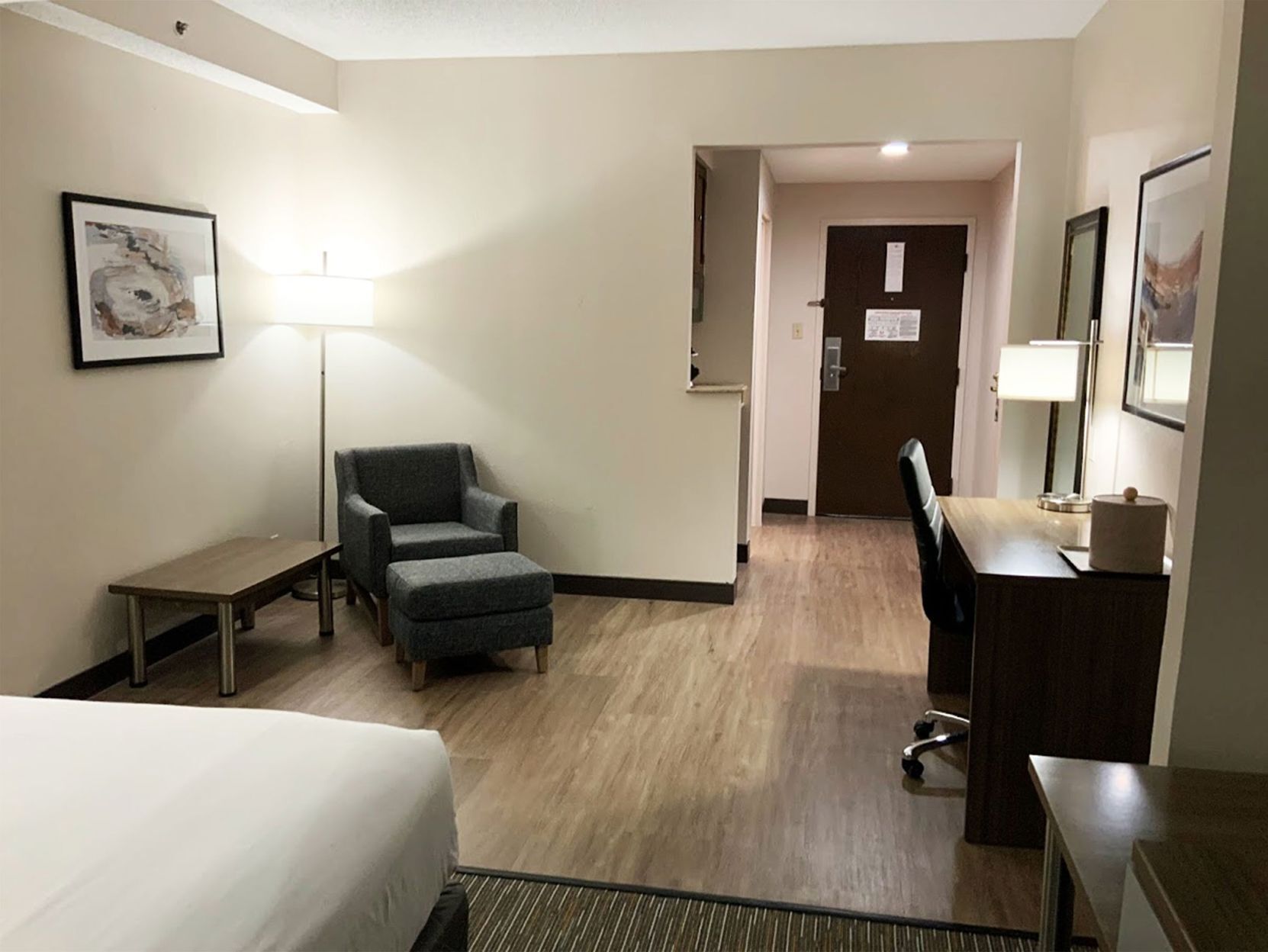 Premium bedding, in-room safe, desk, laptop workspace