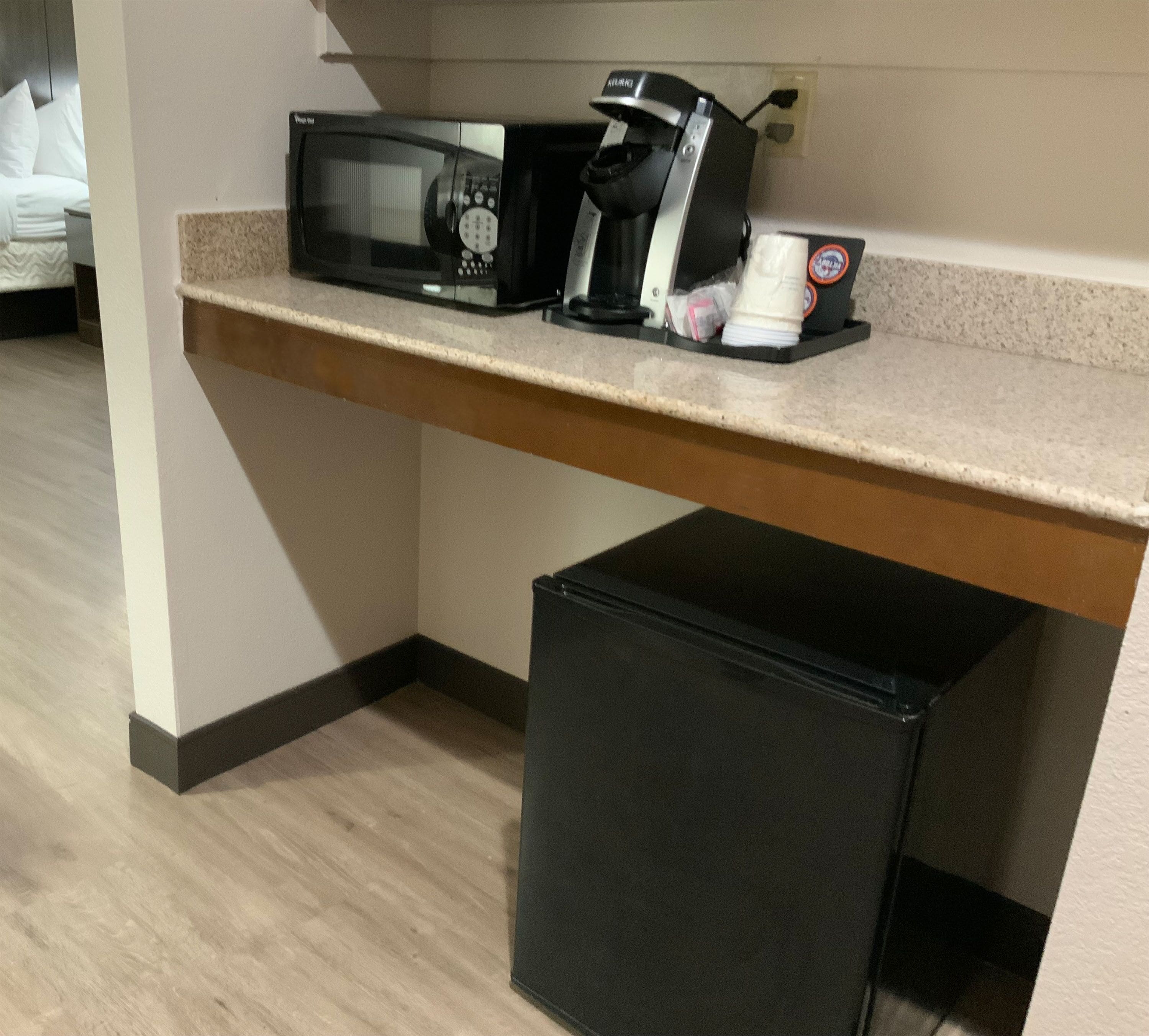 Una cuina americana amb microones, cafetera i nevereta.
