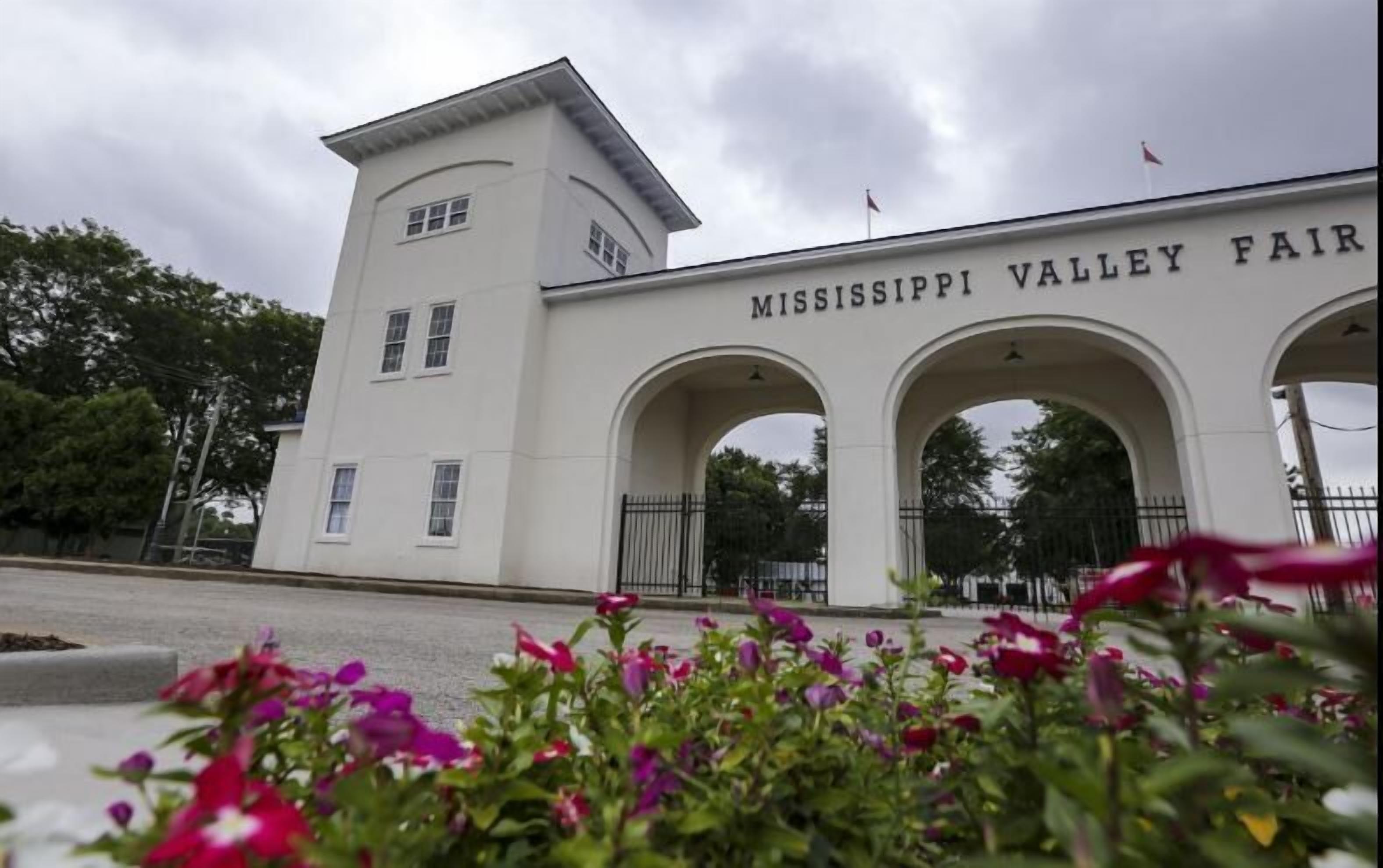 A building with the sign "Mississippi Valley Fair".