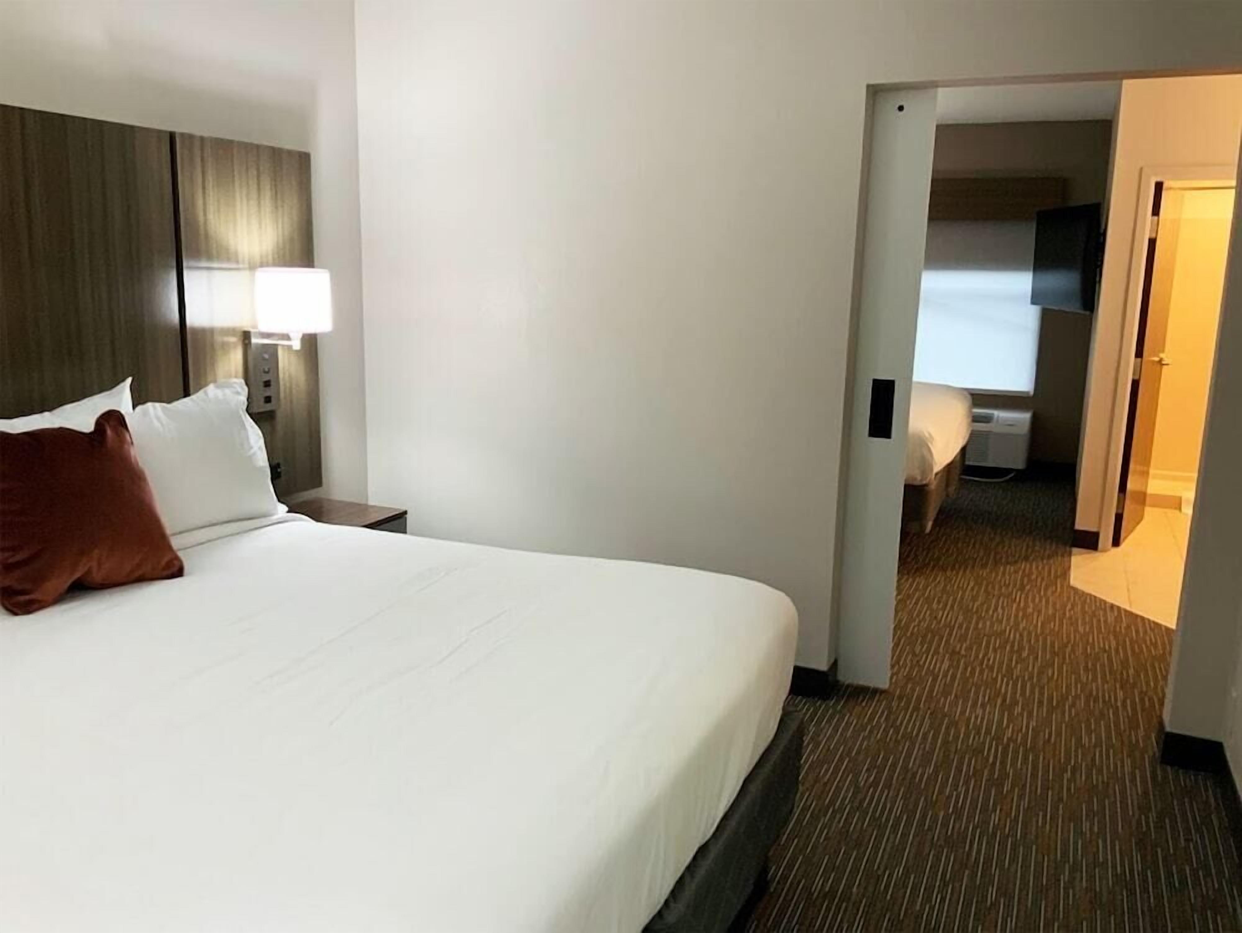 Premium bedding, in-room safe, desk, laptop workspace