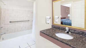 Standard Room, 1 Queen Bed | Bathroom