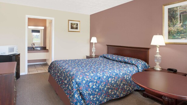Standard Room, 1 Queen Bed