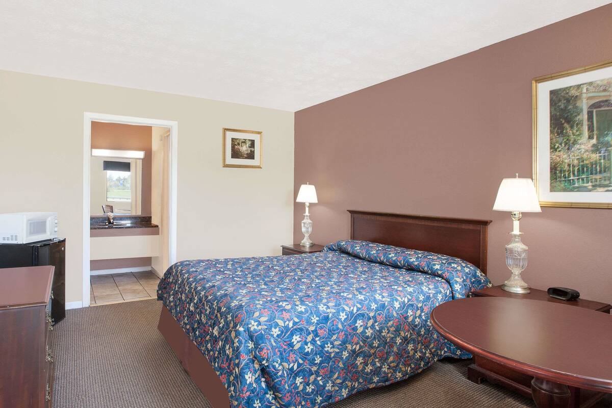 Standard Room, 1 Queen Bed