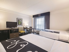 Chambre, 2 lits doubles, accessible aux personnes à mobilité réduite (Bathtub w/Grab Bars) | Literie de qualité, bureau, fer et planche à repasser