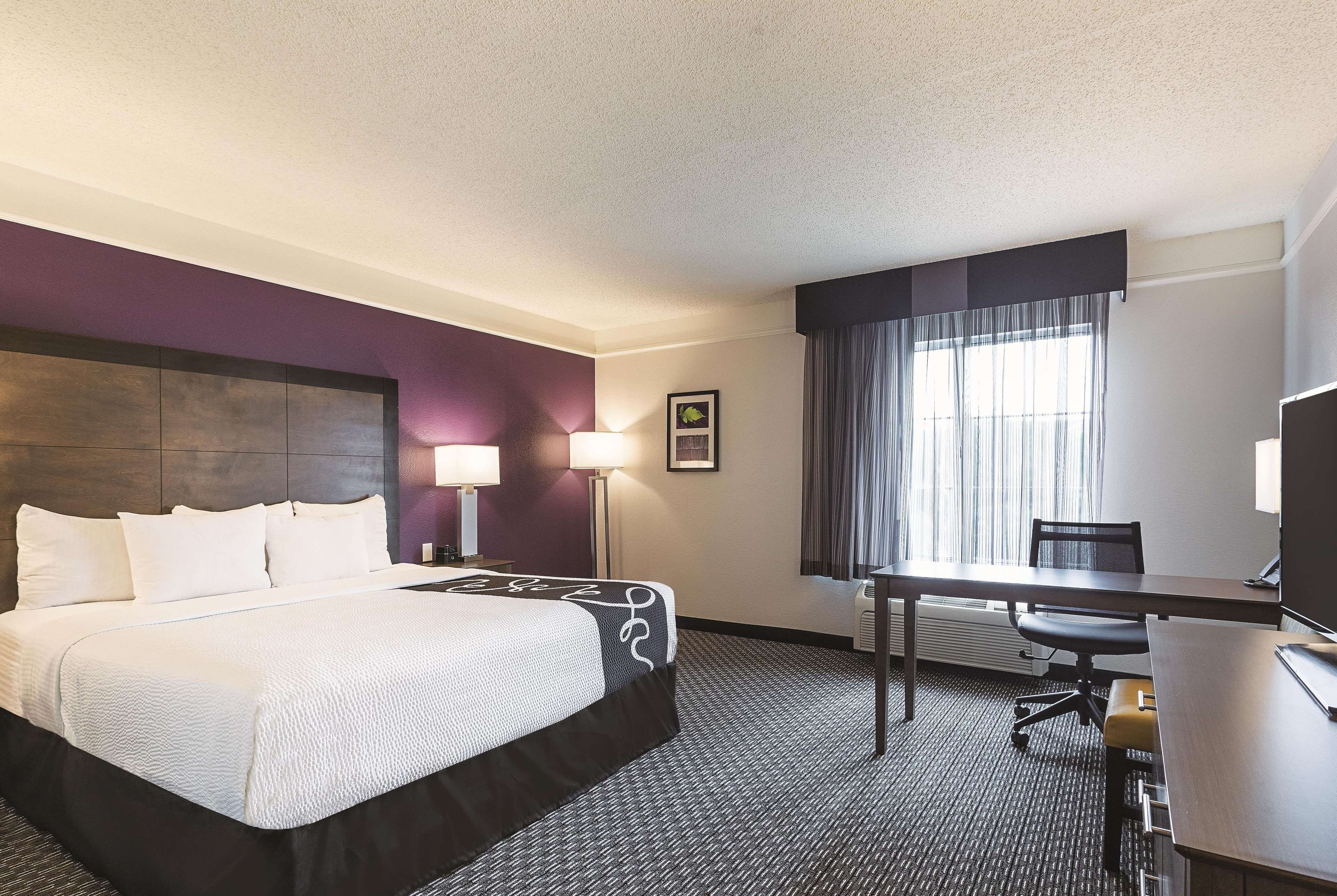 Room, 1 King Bed, Accessible, Non Smoking (Bathtub w/Grab Bars) | Premium bedding, desk, iron/ironing board, free cribs/infant beds