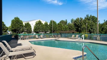 Alberca al aire libre por temporada y camastros