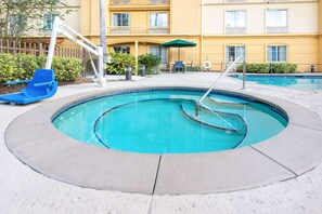 Outdoor pool - La Quinta Inn & Suites by Wyndham Tampa Brandon Regency Park (Brandon)
