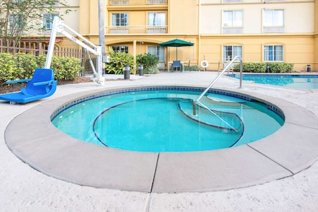 Outdoor pool. La Quinta Inn & Suites by Wyndham Tampa Brandon Regency Park