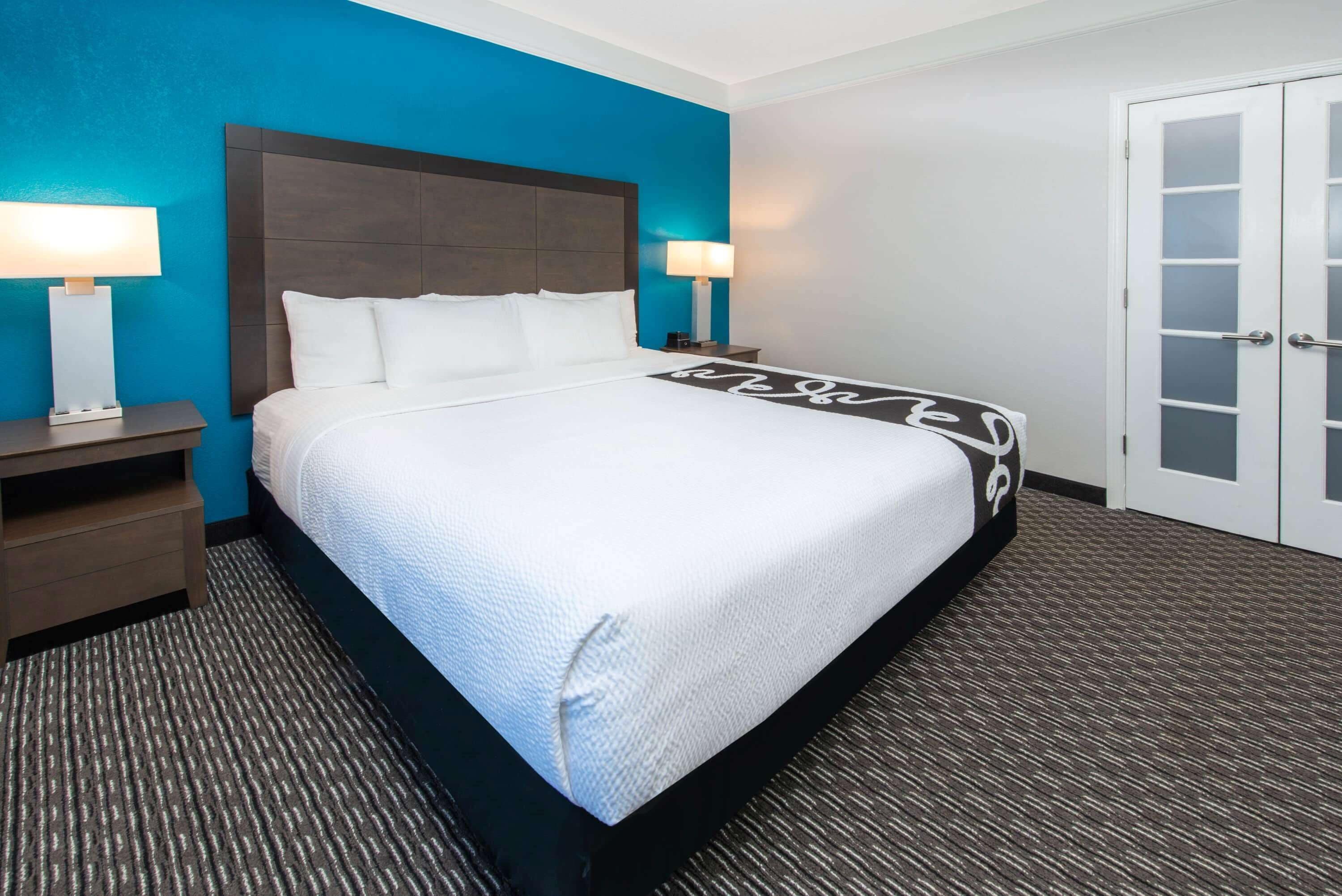 suite, 1 king bed, non smoking | 1 bedroom, premium bedding, desk, iron/ironing board