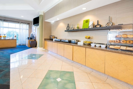 Free continental breakfast. La Quinta Inn & Suites by Wyndham Tampa Brandon Regency Park