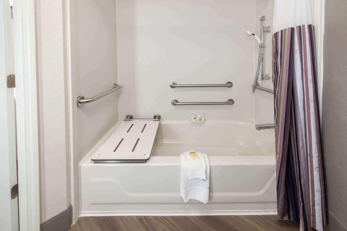 combined shower/bathtub, free toiletries, hair dryer, towels