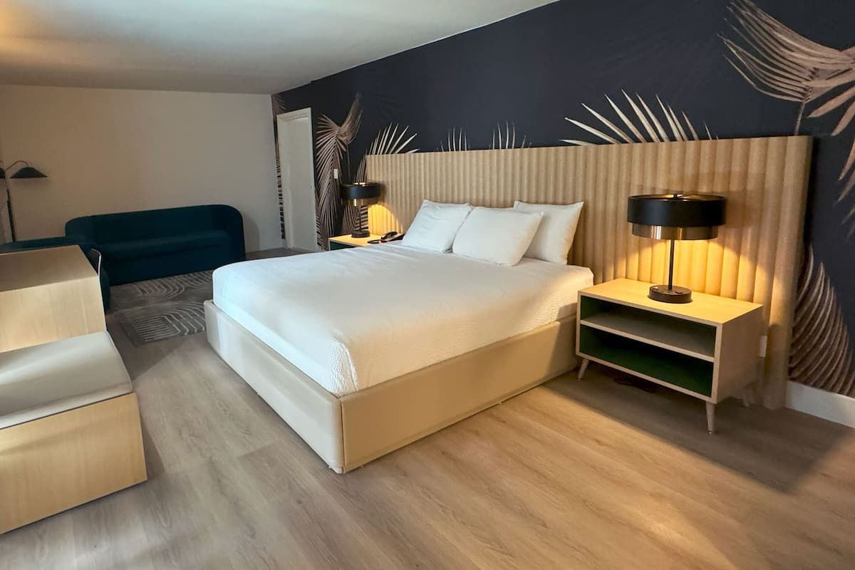 Safe på rommet, skrivebord, blendingsgardiner og strykejern/-brett