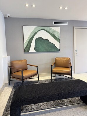 Lobby sitting area - The Harrison Hotel Downtown Hollywood (Hollywood)