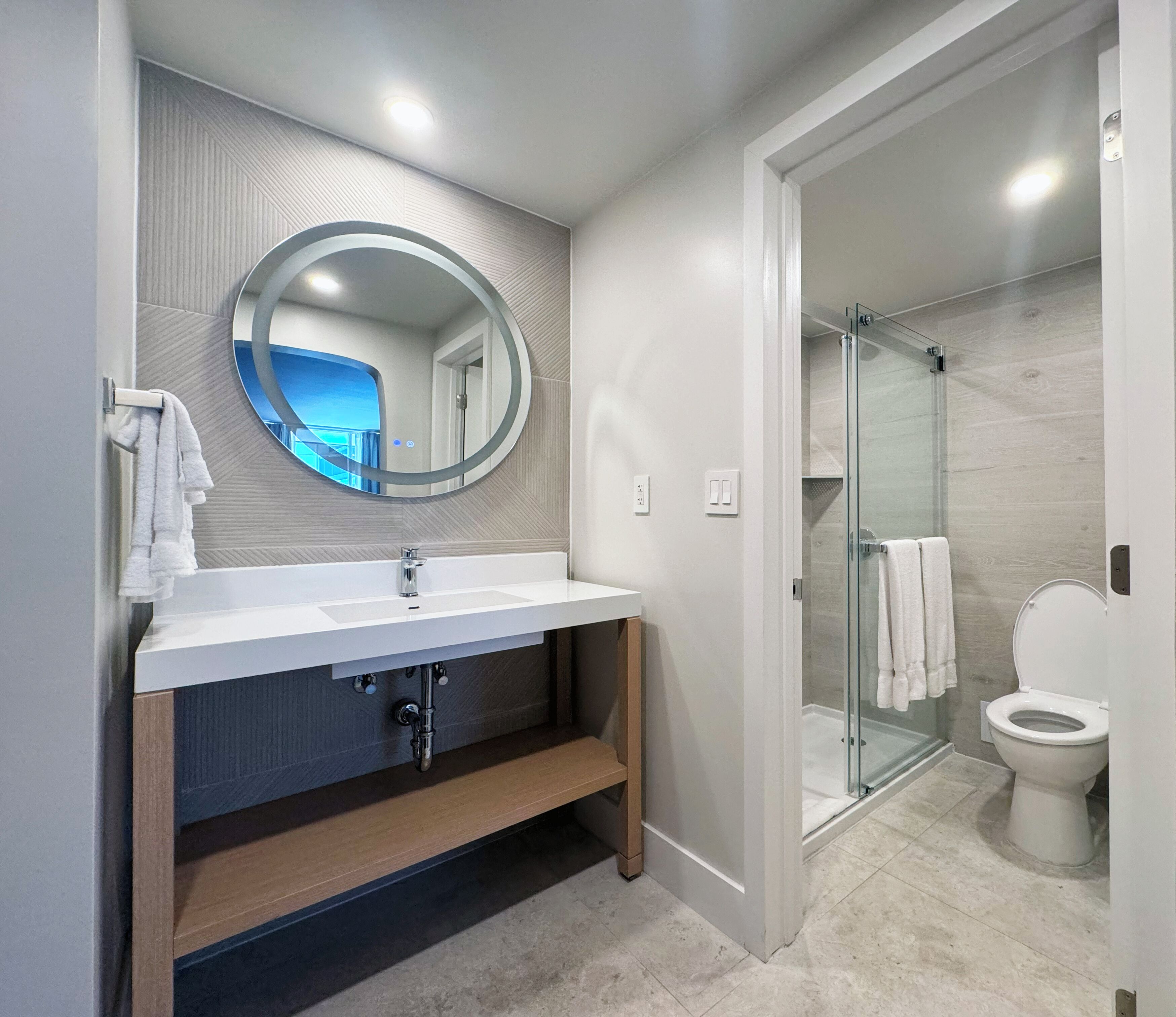 Tina con regadera, amenidades de baño gratuitas, secadora de cabello 