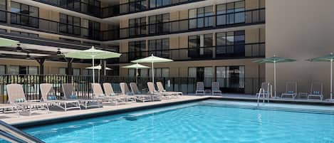 Ulkouima-allas, aurinkotuoleja