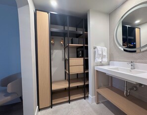 Ensemble douche/baignoire, articles de toilette gratuits, sèche-cheveux