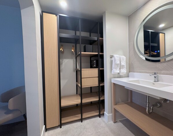 Tina con regadera, amenidades de baño gratuitas, secadora de cabello 