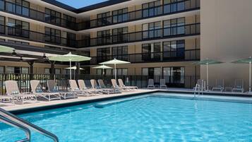 Piscine extérieure, chaises longues