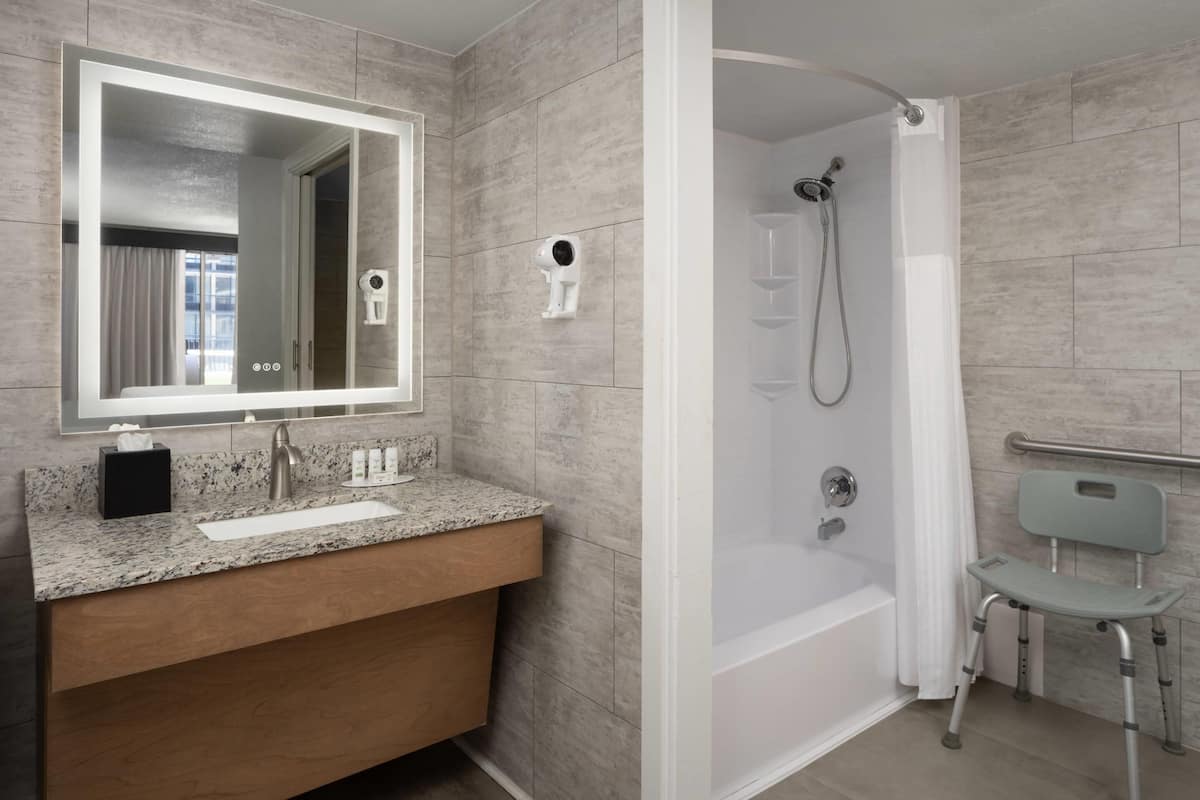 Caja de seguridad en la habitación, escritorio y cortinas blackout