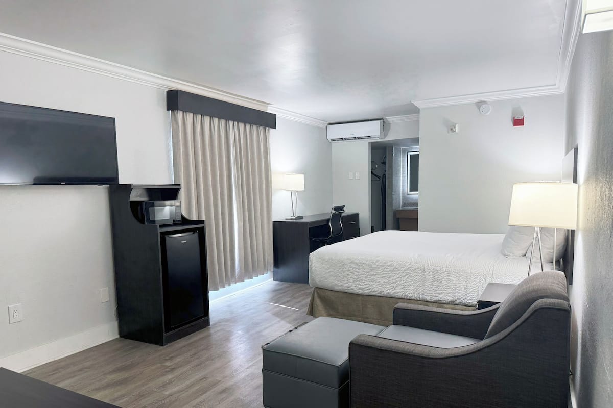 1 bedroom, in-room safe, desk, blackout curtains