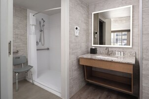 Combined shower/tub, free toiletries, hair dryer, towels
