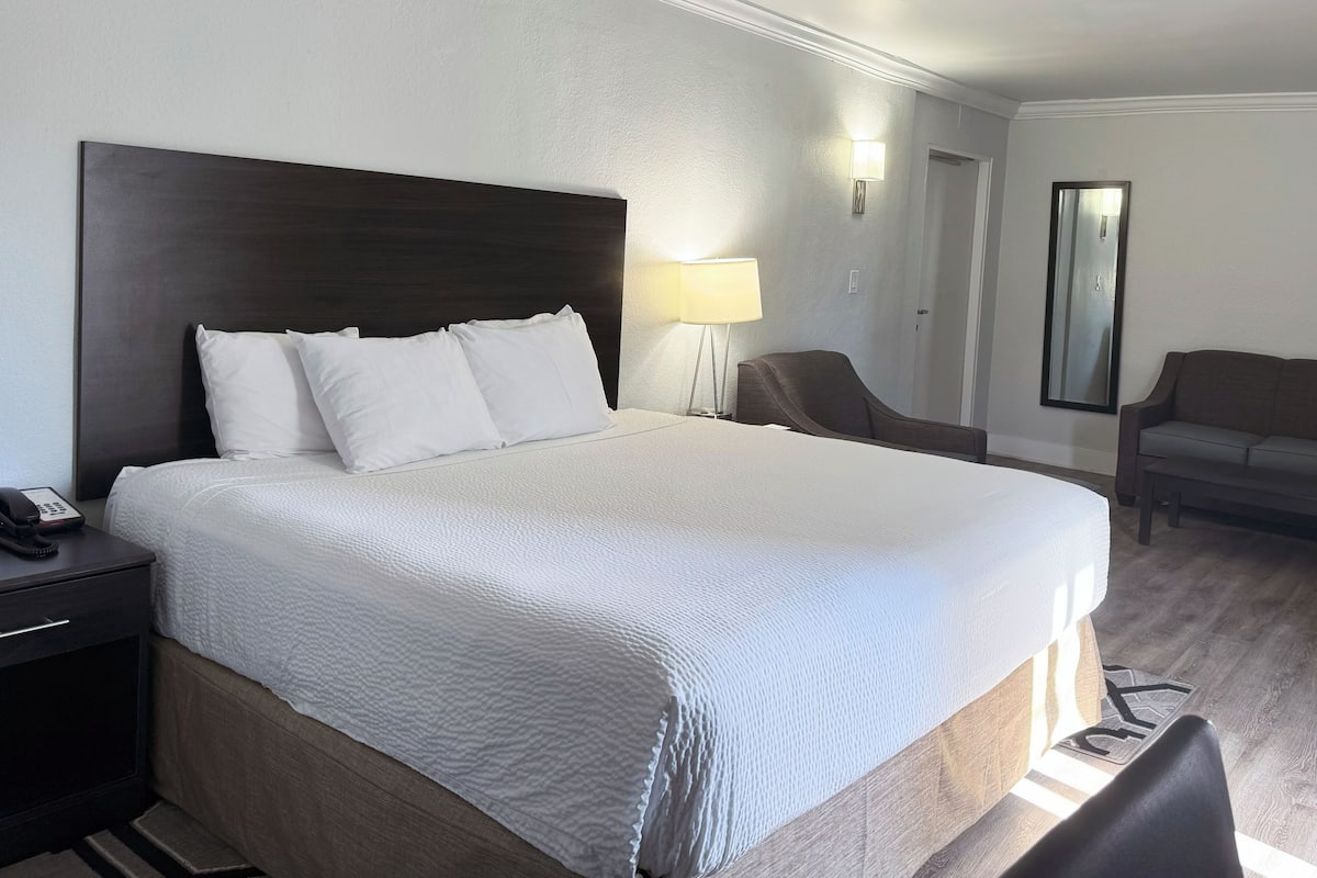 1 bedroom, in-room safe, desk, blackout curtains