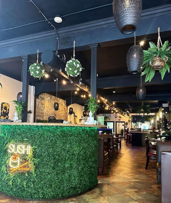 2 restaurants, lunch, dinner served; Mexican cuisine