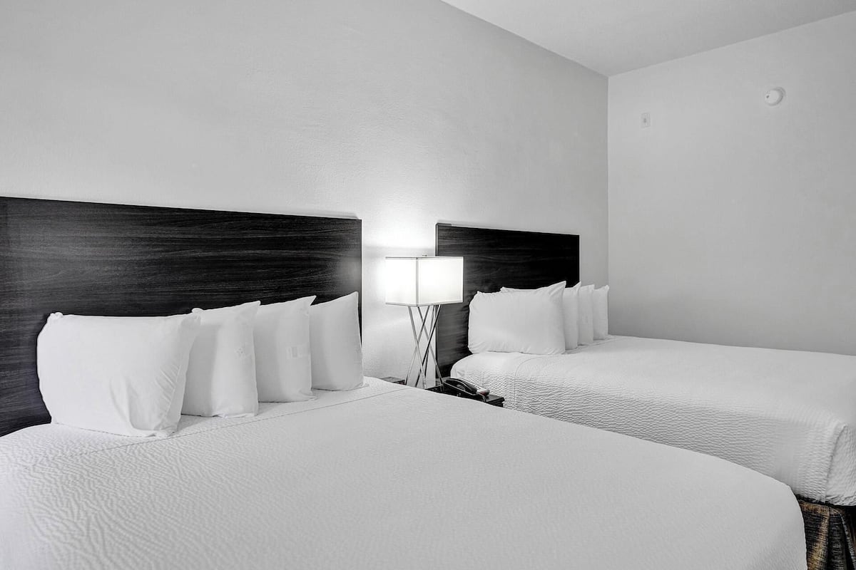 Safe på rommet, skrivebord, blendingsgardiner og strykejern/-brett